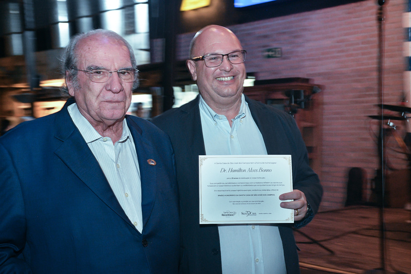 Santa Casa de São José dos Campos homenageia médicos por décadas de dedicação