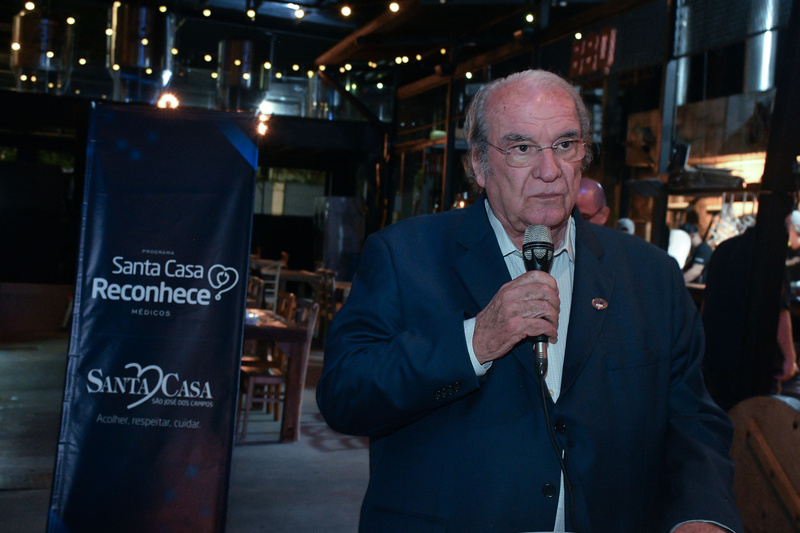 Santa Casa de São José dos Campos homenageia médicos por décadas de dedicação